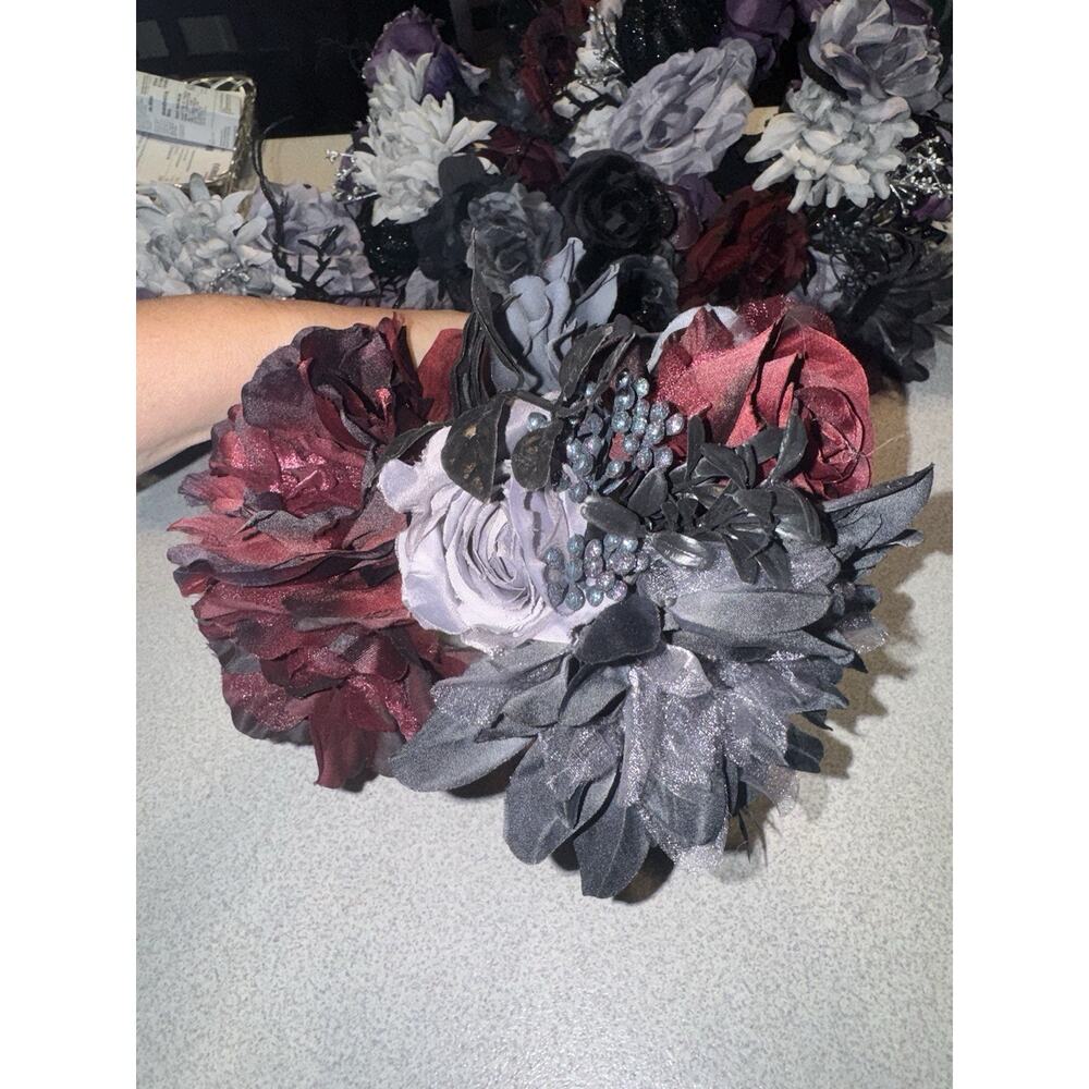 Lot Of 10 Ashland Halloween Red Black Gray Roses Peony Elegant Floral Bouquet - Picture 5 of 6